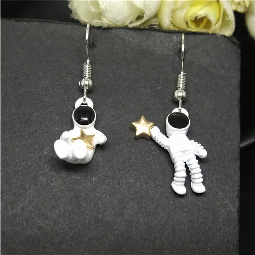 Adorable Astronaut/Spacemen Earrings   - Picture 4 of 5